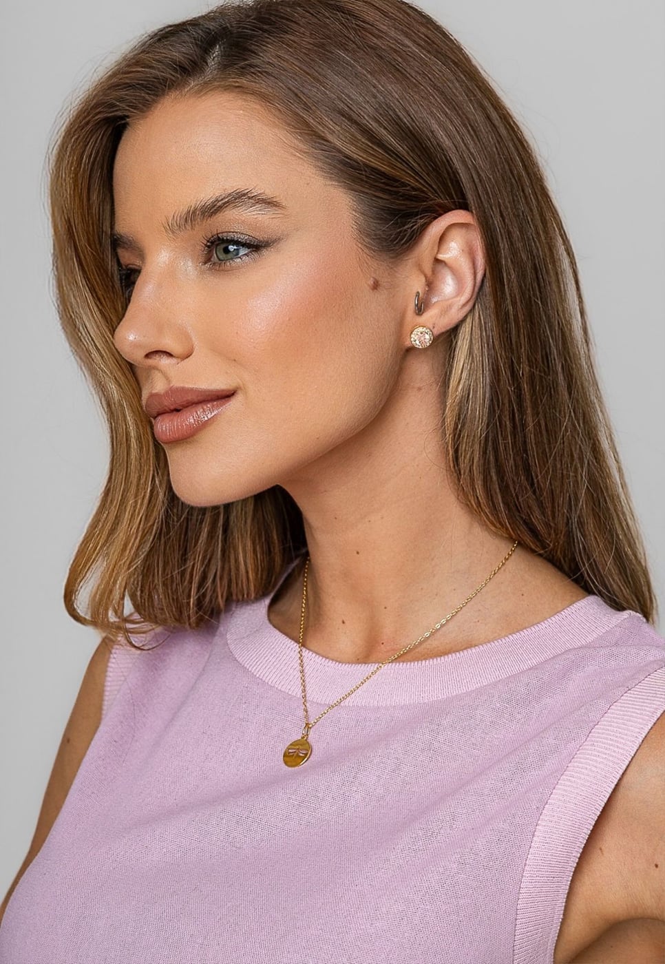 Brinco Semijoia Morganita Médio com Micro Zircônias Banhados a ouro 18k — outra vista