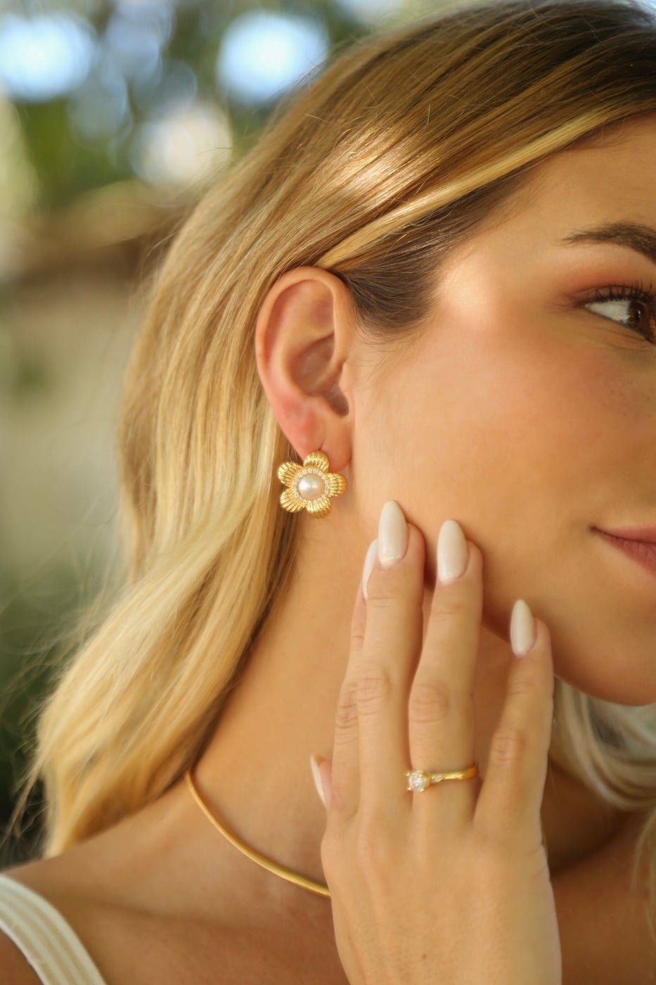 Brinco Semijoia Flor com Pérola Envolta de Zircônias 18k — outra vista