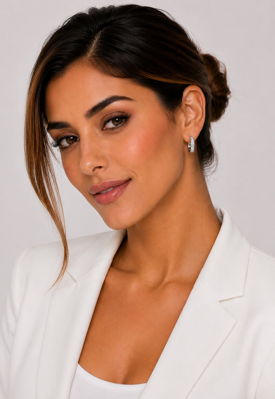 Argola Cravejada com Micro Zircônias Banhada a Prata 925 — outra vista