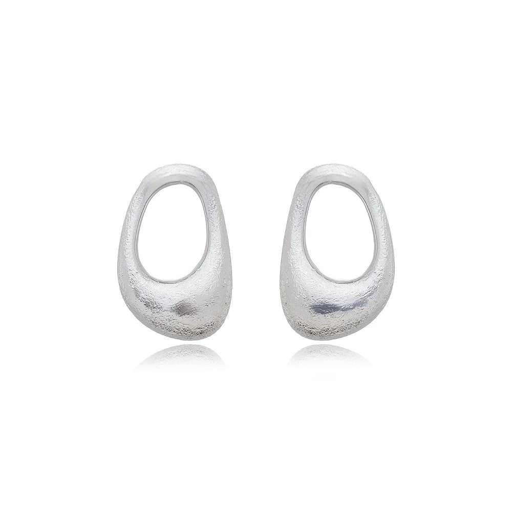 Brinco Semijoia Orgânico Vazado Acetinado Em Ródio Branco