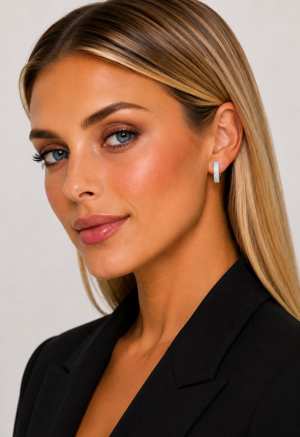 Argola Oval Cravejada com Micro Zircônias Banhada a Prata 925 — outra vista