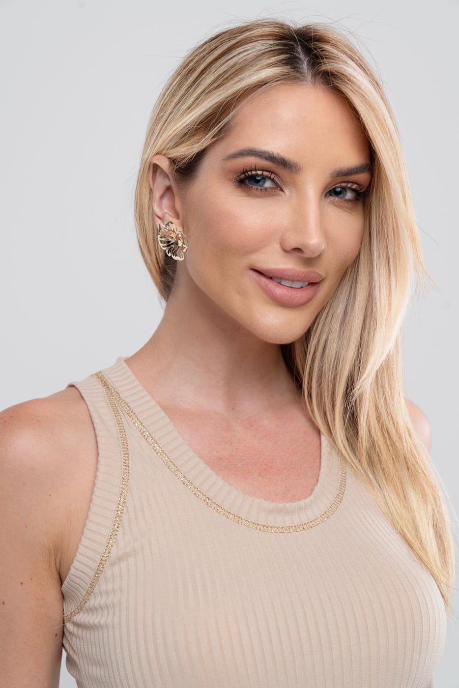 Brinco Semijoia Maxi Flor Vazado 18k — outra vista